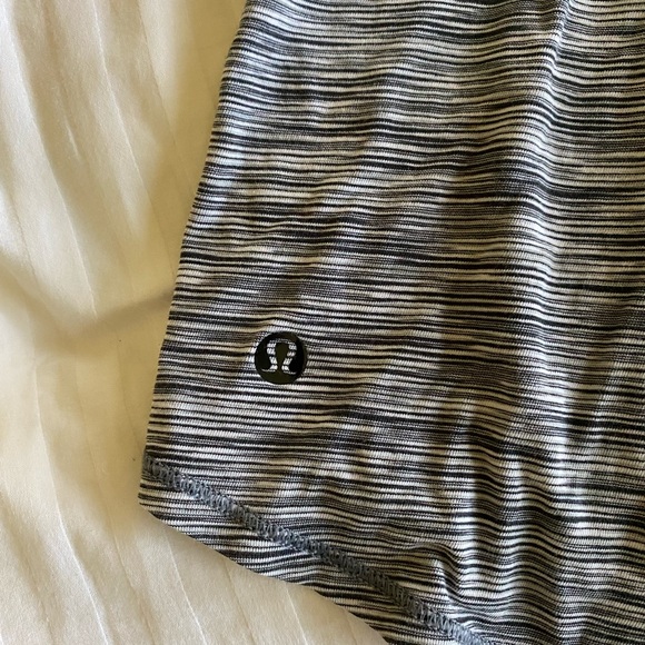Lululemon black/white print stretchy tank, fits M - Picture 3 of 3